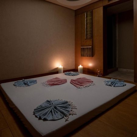 Windsor Hotel & Convention Center อิสตันบูล ภายนอก รูปภาพ A massage bed