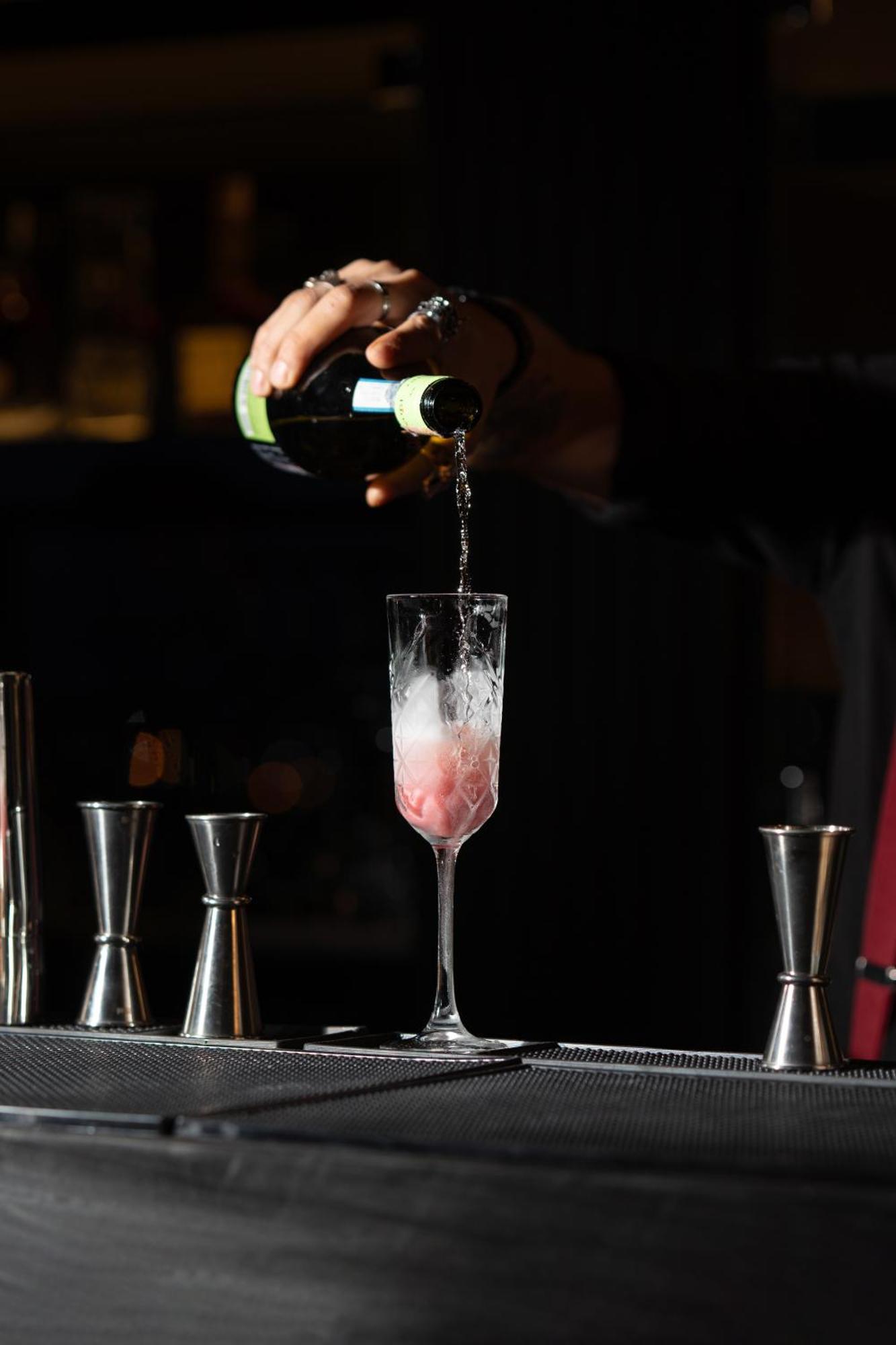 Windsor Hotel & Convention Center อิสตันบูล ภายนอก รูปภาพ Preparation of a French 75