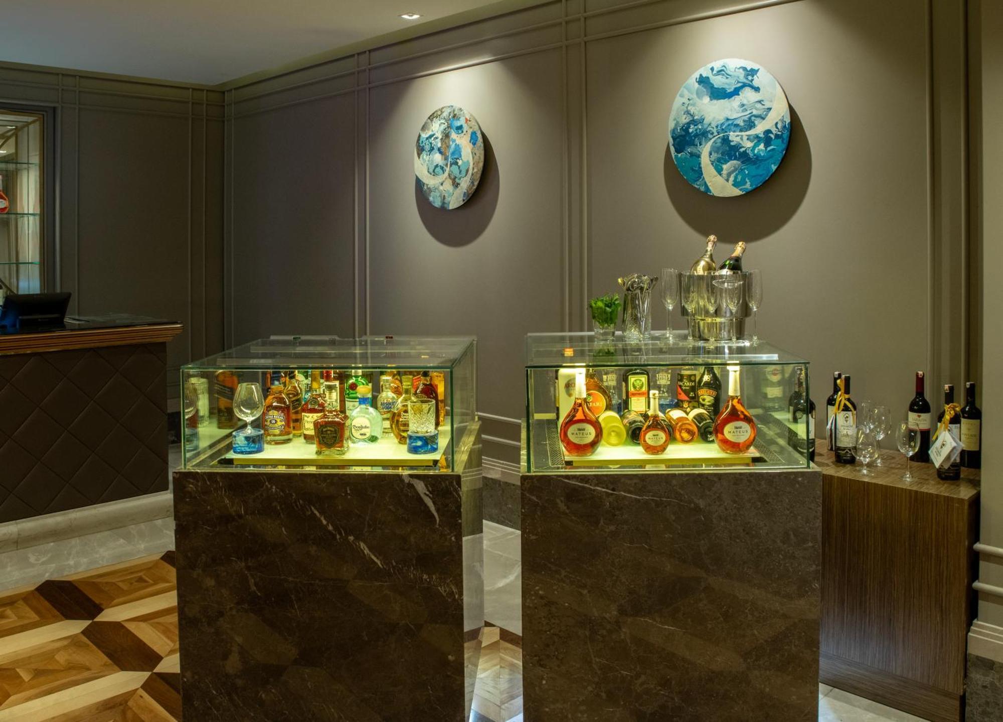 Windsor Hotel & Convention Center อิสตันบูล ภายนอก รูปภาพ The bar at the Mandarin Oriental, Hong Kong