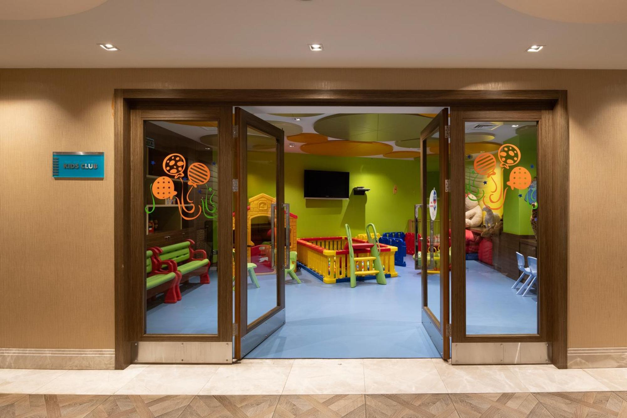 Windsor Hotel & Convention Center อิสตันบูล ภายนอก รูปภาพ The entrance to the children's club