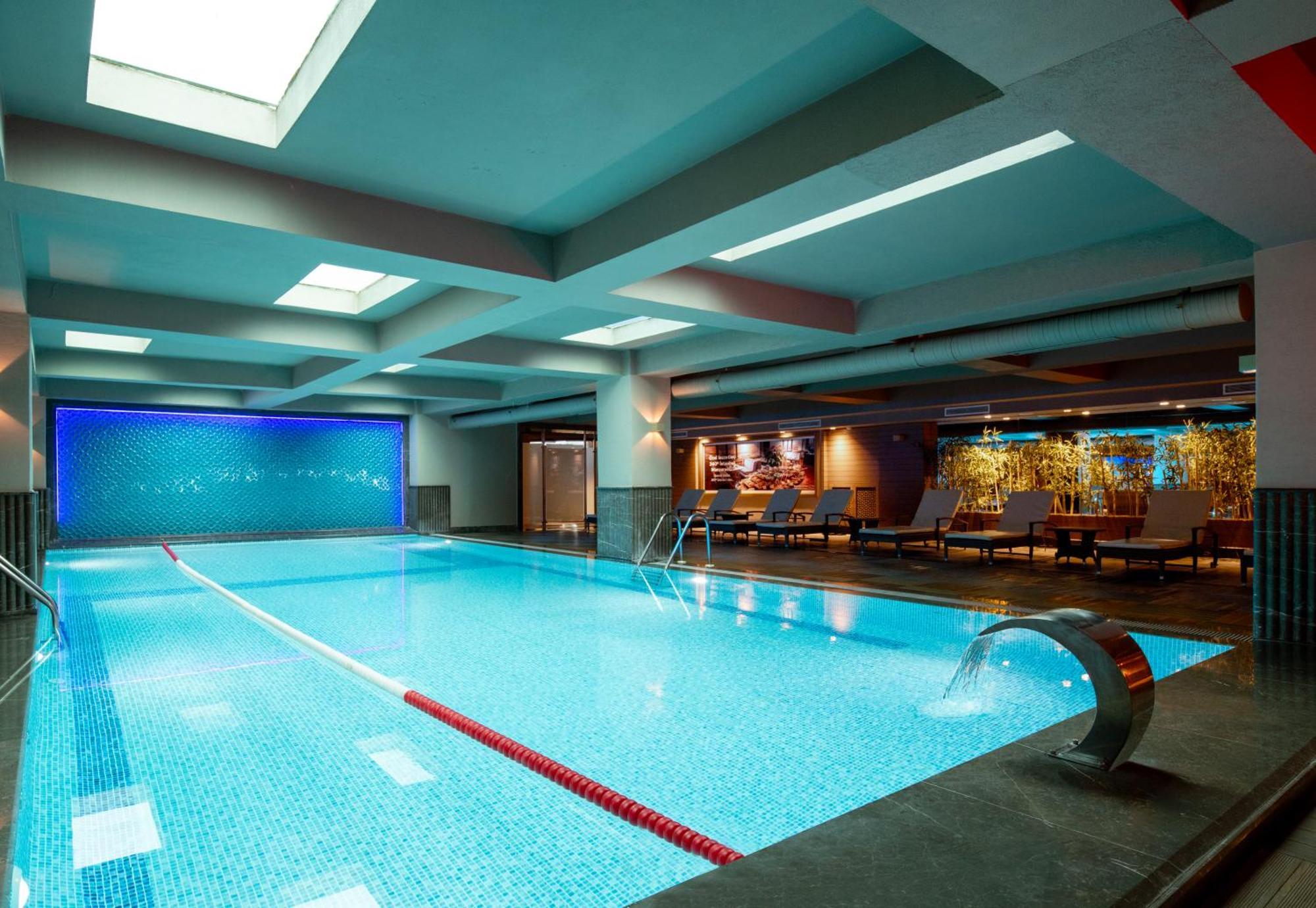 Windsor Hotel & Convention Center อิสตันบูล ภายนอก รูปภาพ The swimming pool at the hotel
