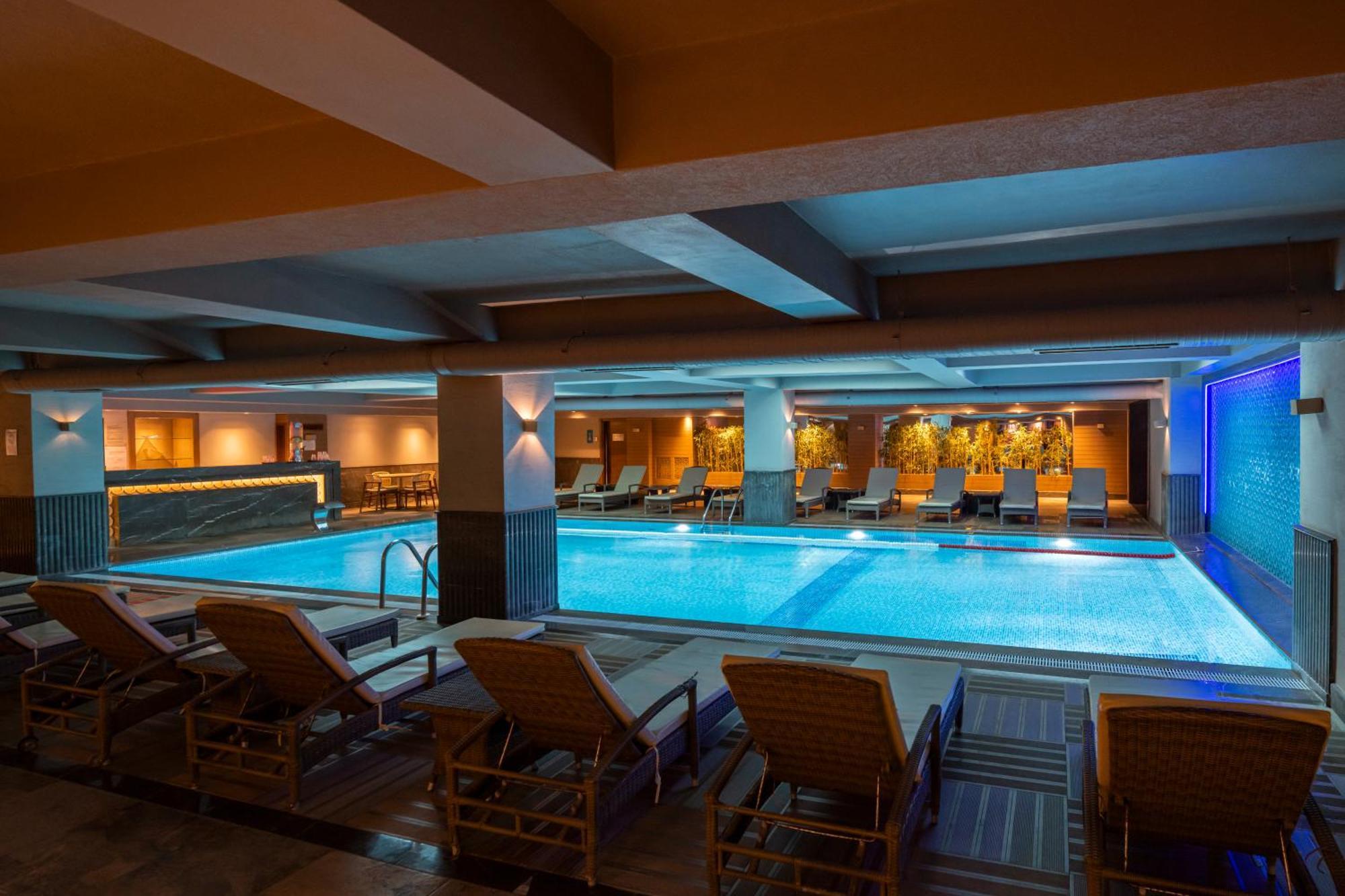 Windsor Hotel & Convention Center อิสตันบูล ภายนอก รูปภาพ The swimming pool at the hotel