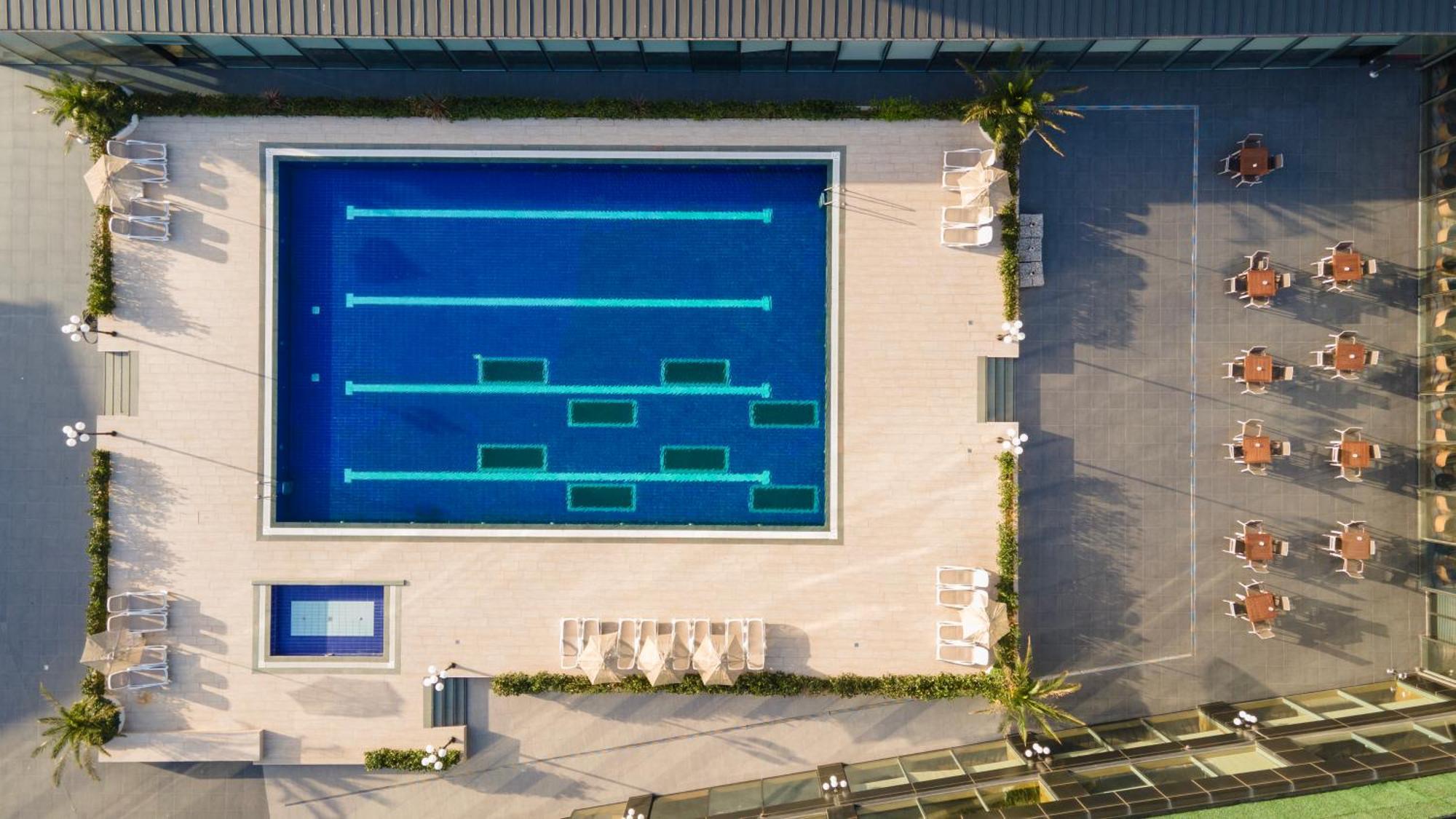 Windsor Hotel & Convention Center อิสตันบูล ภายนอก รูปภาพ Aerial view of the pool