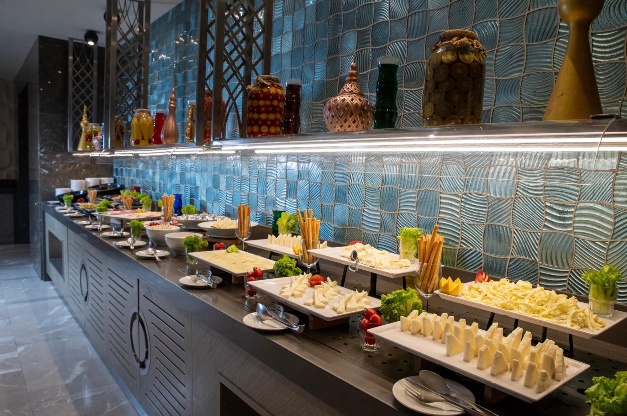 Windsor Hotel & Convention Center อิสตันบูล ภายนอก รูปภาพ A cheese counter at a buffet