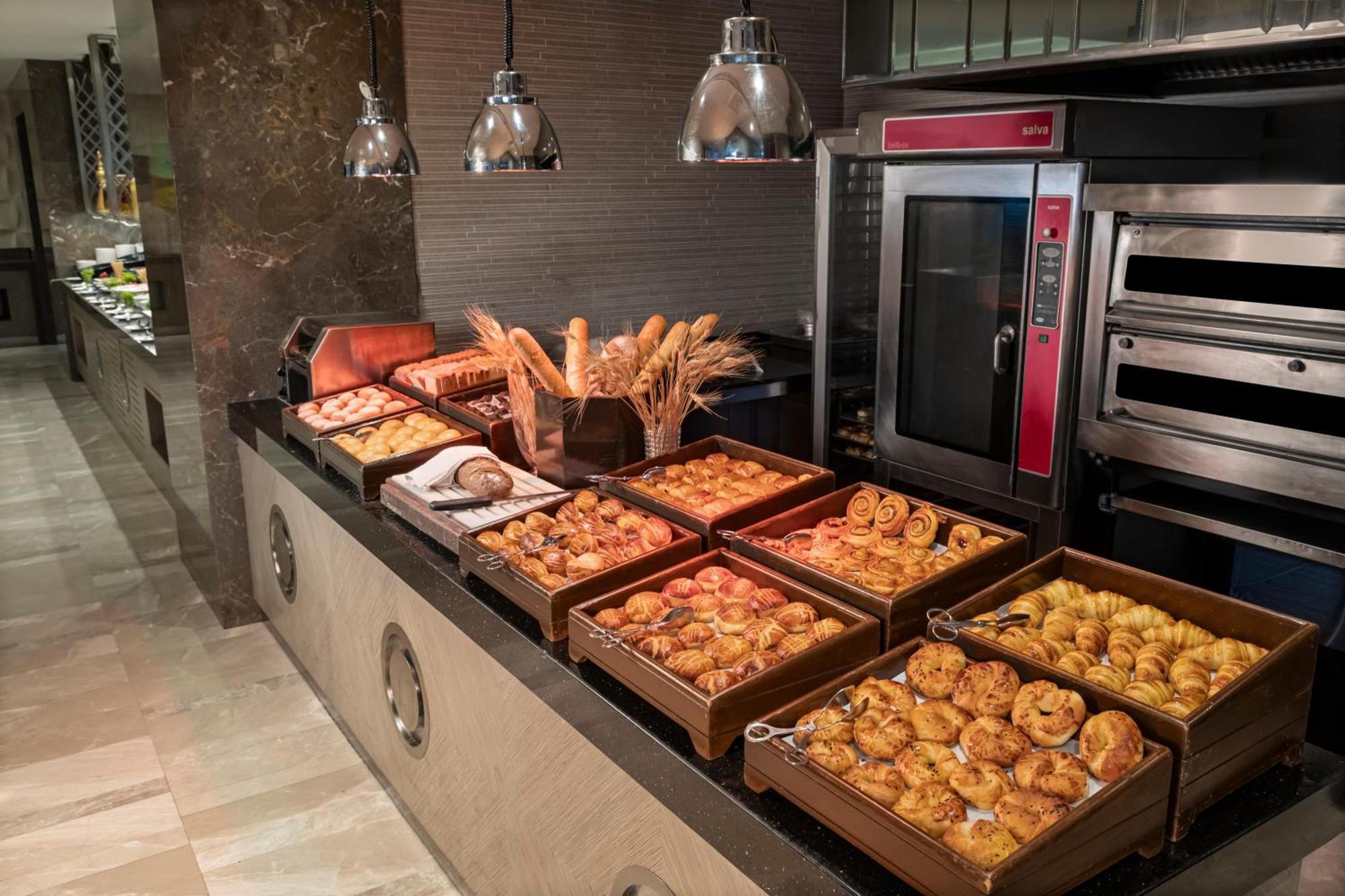 Windsor Hotel & Convention Center อิสตันบูล ภายนอก รูปภาพ Bakery at the hotel