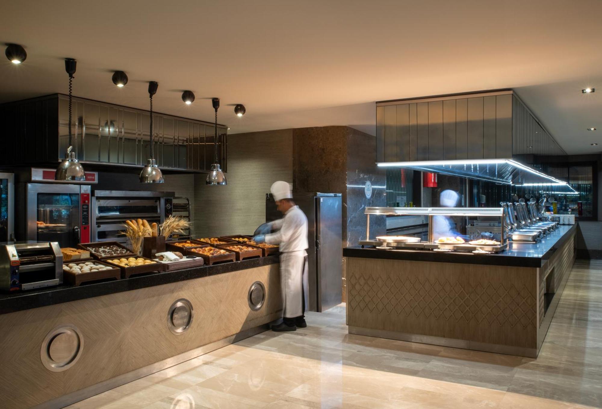 Windsor Hotel & Convention Center อิสตันบูล ภายนอก รูปภาพ A buffet at a hotel