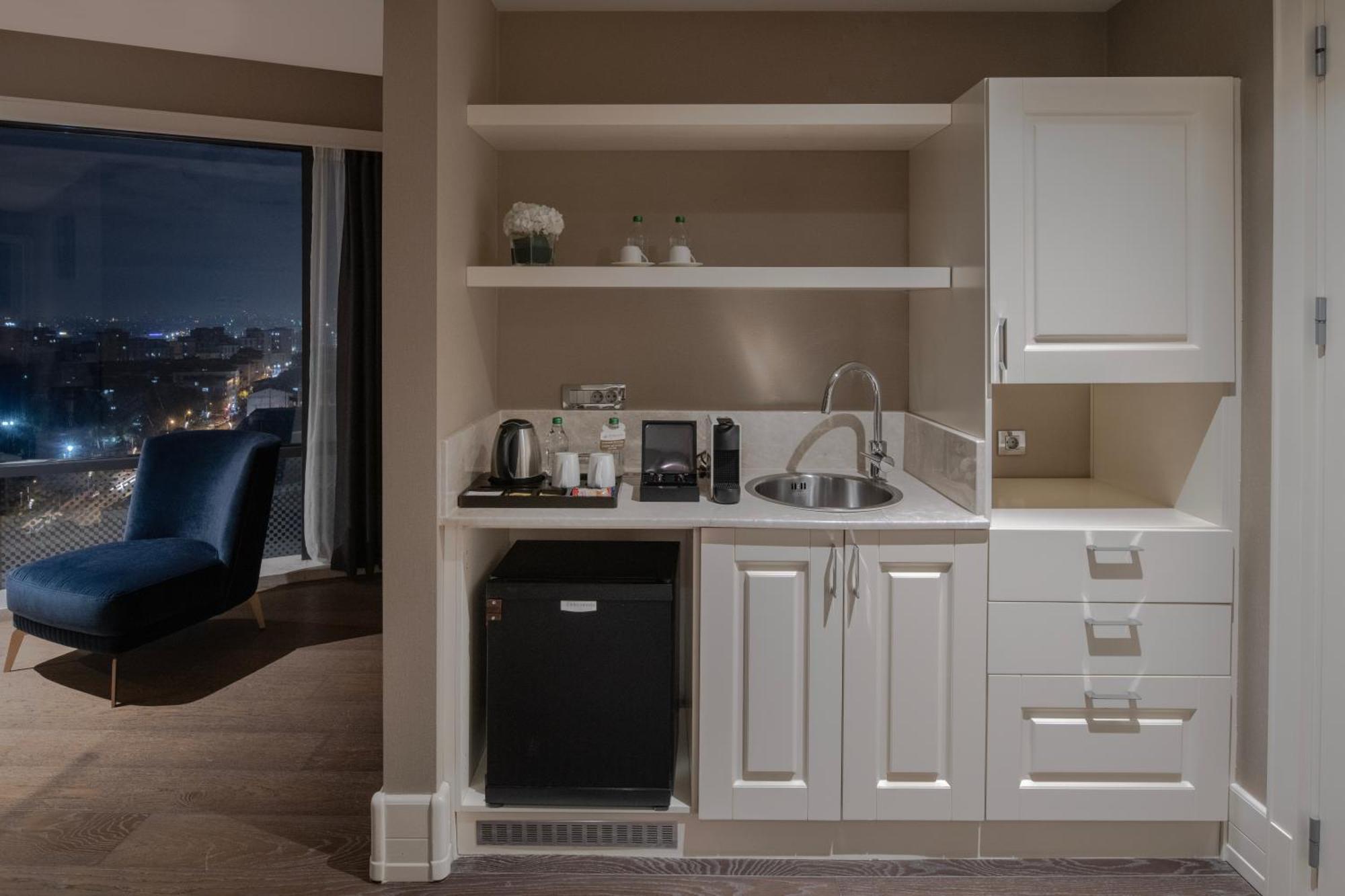 Windsor Hotel & Convention Center อิสตันบูล ภายนอก รูปภาพ A wet bar in a hotel room