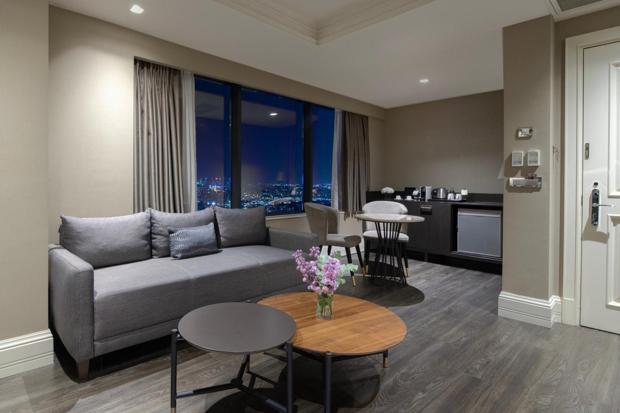 Windsor Hotel & Convention Center อิสตันบูล ภายนอก รูปภาพ A living room in a serviced apartment in Bangkok, Thailand